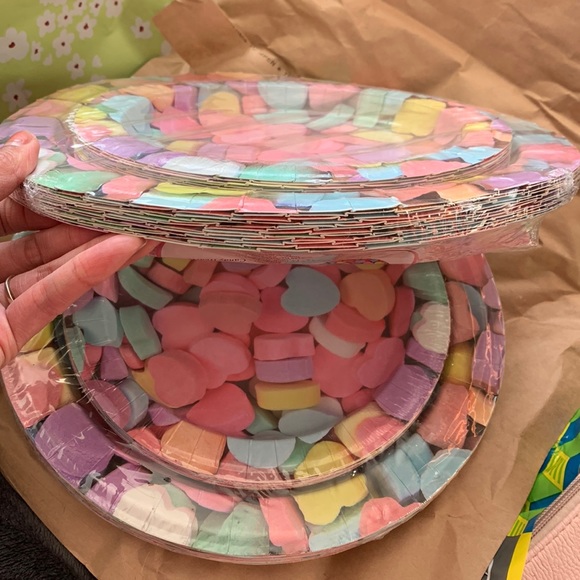 4pcs for $20 in my store ‼️Paper plate and napkins set - candy hearts - Picture 1 of 3